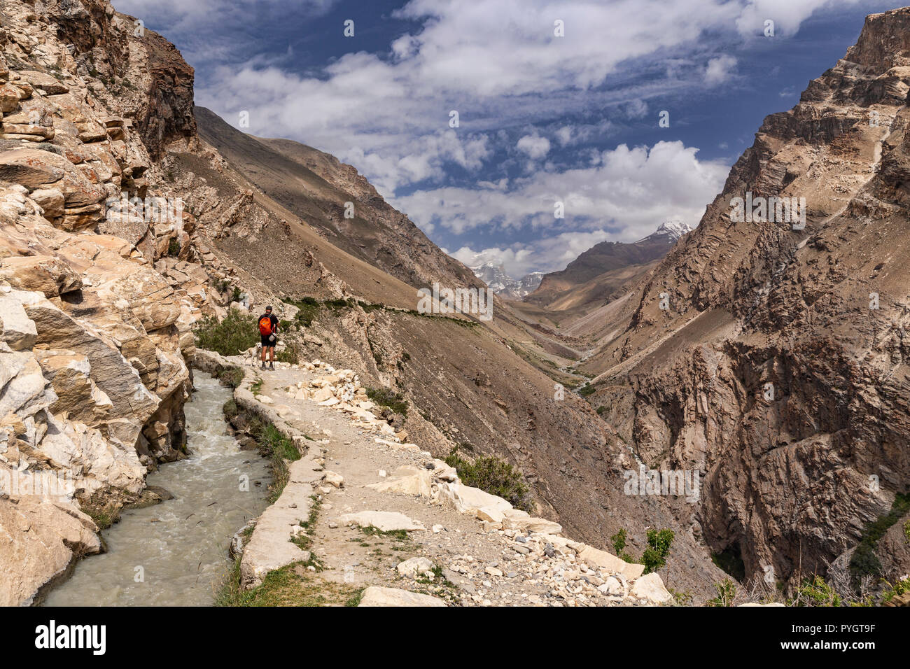 Trekker ammira fino le vedute sulla valle di Engels picco sul Engels prati di picco trek Langar, Tajik Wakhan, Pamir Mountains, Tagikistan Foto Stock