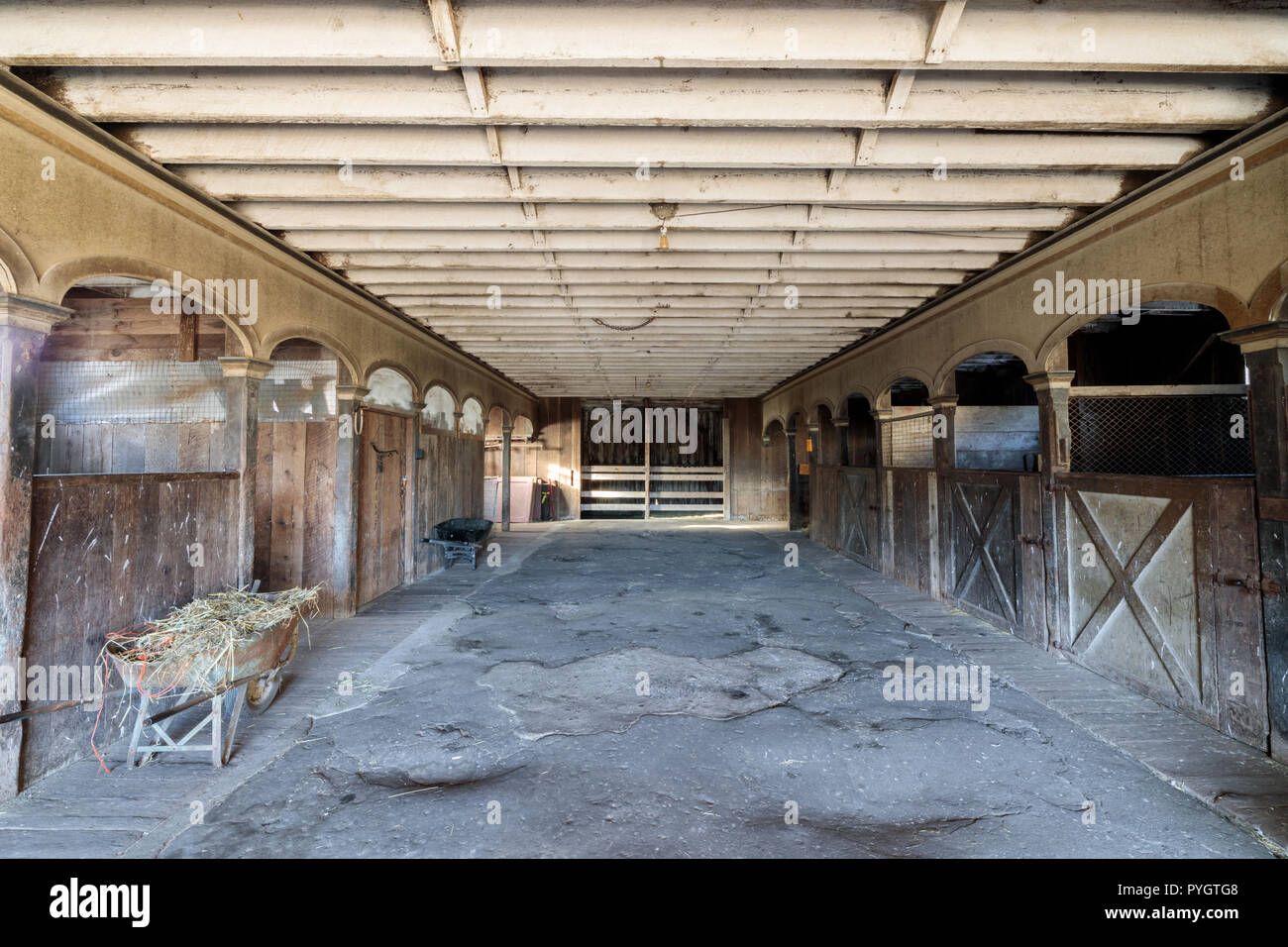 All'interno di uno storico cavallo vittoriano granaio di Wilder Ranch. Foto Stock