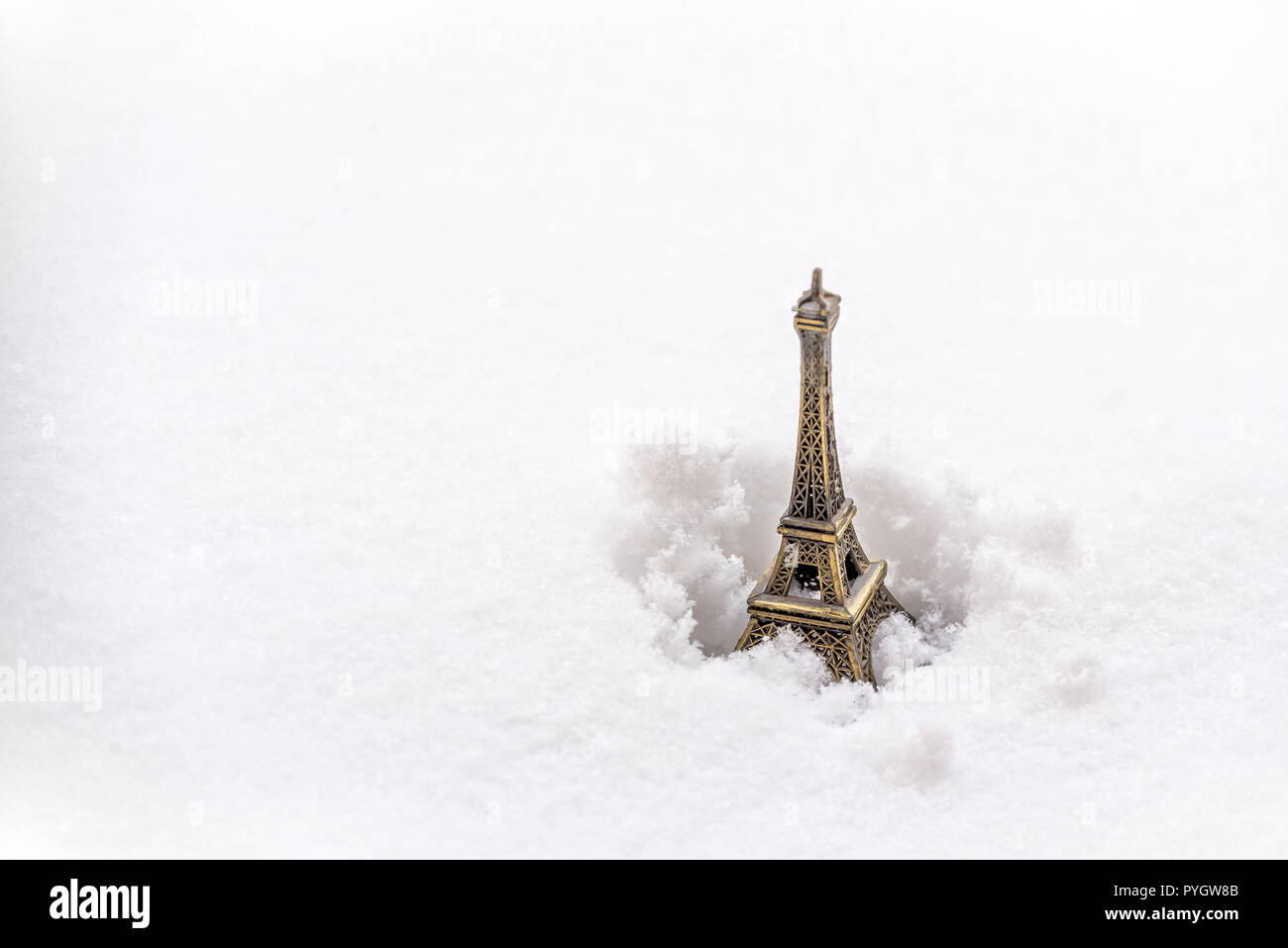 Torre Eiffel miniatura nella neve. Nevicate invernali nel concetto di Parigi Foto Stock
