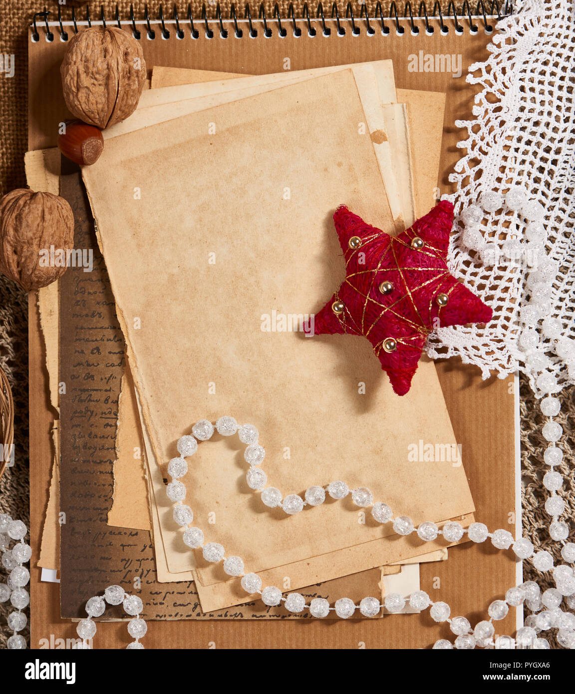 Vecchia carta e decorazione di Natale come sfondo, perline, doni, dadi e altre cose su un letto di sacco. Spazio vuoto per il testo, anno nuovo tema. Foto Stock