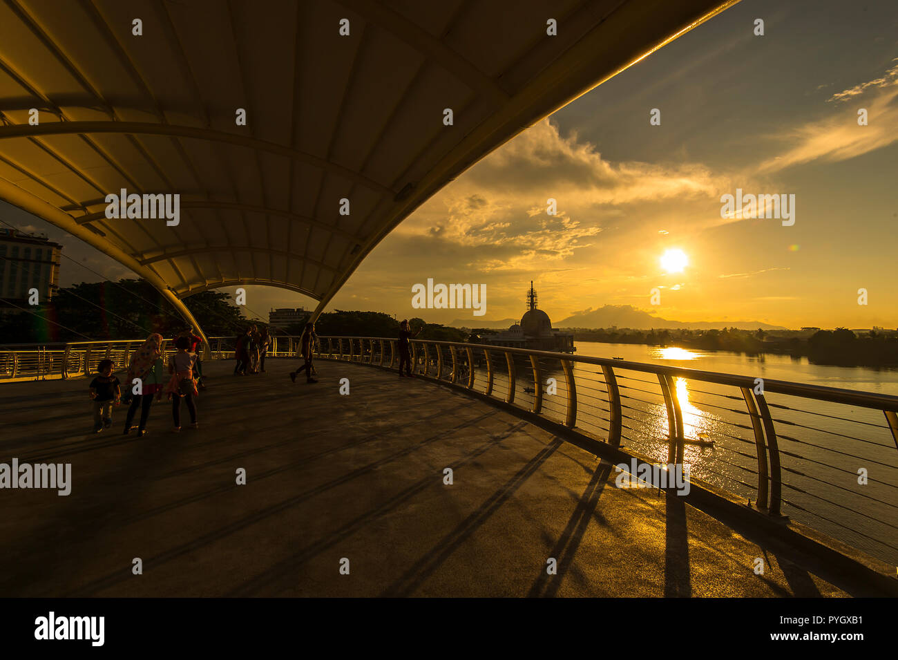 Darul Hana bridge è il più lungo ponte pedonale in Malesia con una bella architettura design moderno. Situato a Kuching warerfront del Fiume Sarawak Foto Stock