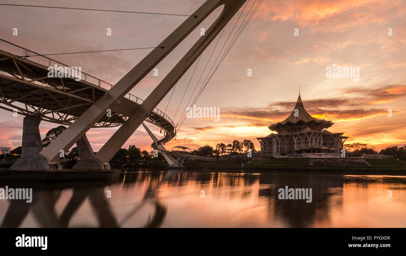 Darul Hana bridge è il più lungo ponte pedonale in Malesia con una bella architettura design moderno. Situato a Kuching warerfront del Fiume Sarawak Foto Stock