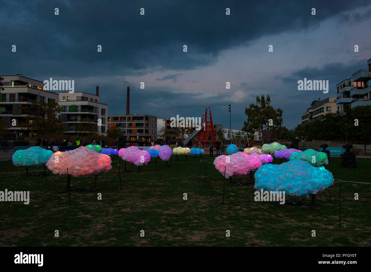 Essen, Germania. Il 27 ottobre 2018. 'Suoni del cielo" musica e arte di installazione. Nuvole illuminato da Daniel Kurniczak. Il 2018 Essen Light Festival si inserisce sotto la strada con la luce molte installazioni artistiche in tutto il centro della città fino al 4 novembre 2018. Foto Stock