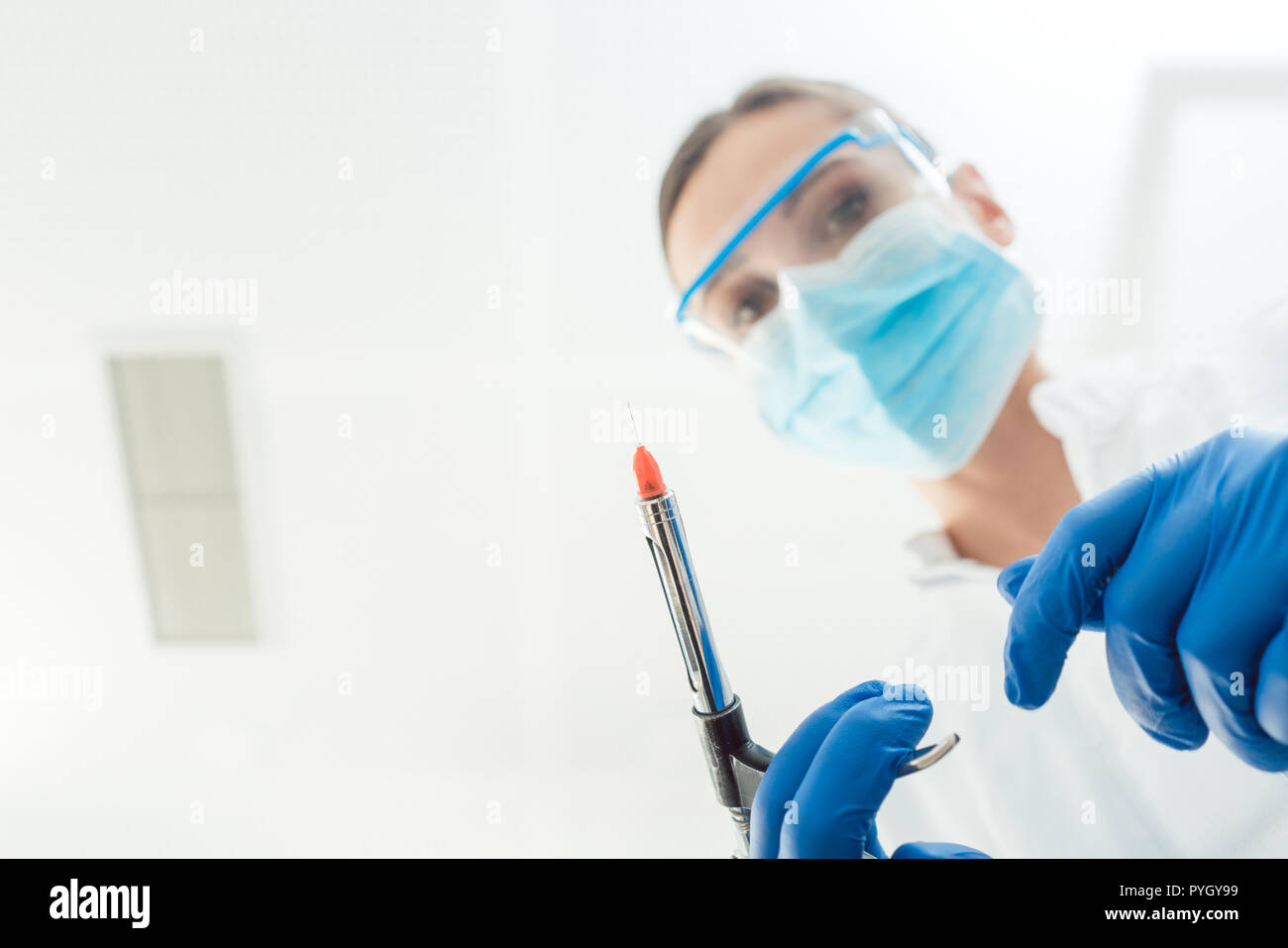 Dentista con anestetici siringa di iniezione dal punto di vista Foto Stock