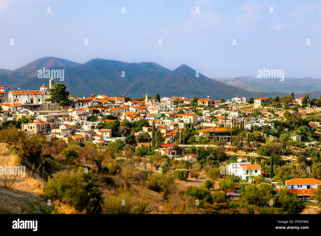 Panorama di Lefkara, cucina cipriota tradizionale villaggio con tetto rosso case e le montagne sullo sfondo, distretto di Larnaca, Cipro Foto Stock