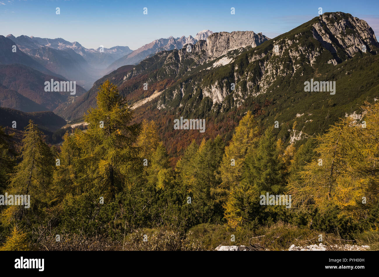 Vista panoramica dal Mangart passano in Slovenia Alpi. Foto Stock