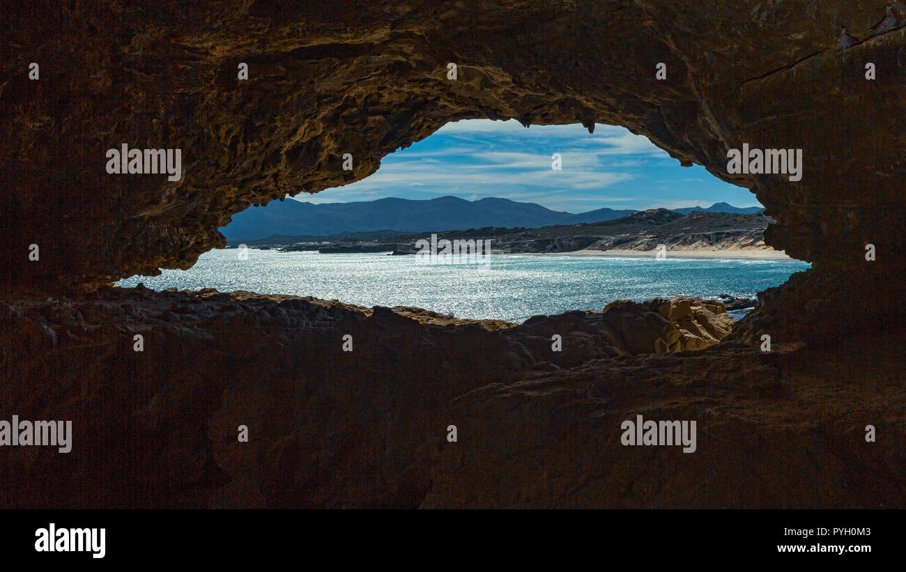 Vista dall'interno di Klipgat Cave, una età della pietra abitazione a Walker Bay, De Kelders, Nr Gansbaai, Western Cape, Sud Africa. Foto Stock