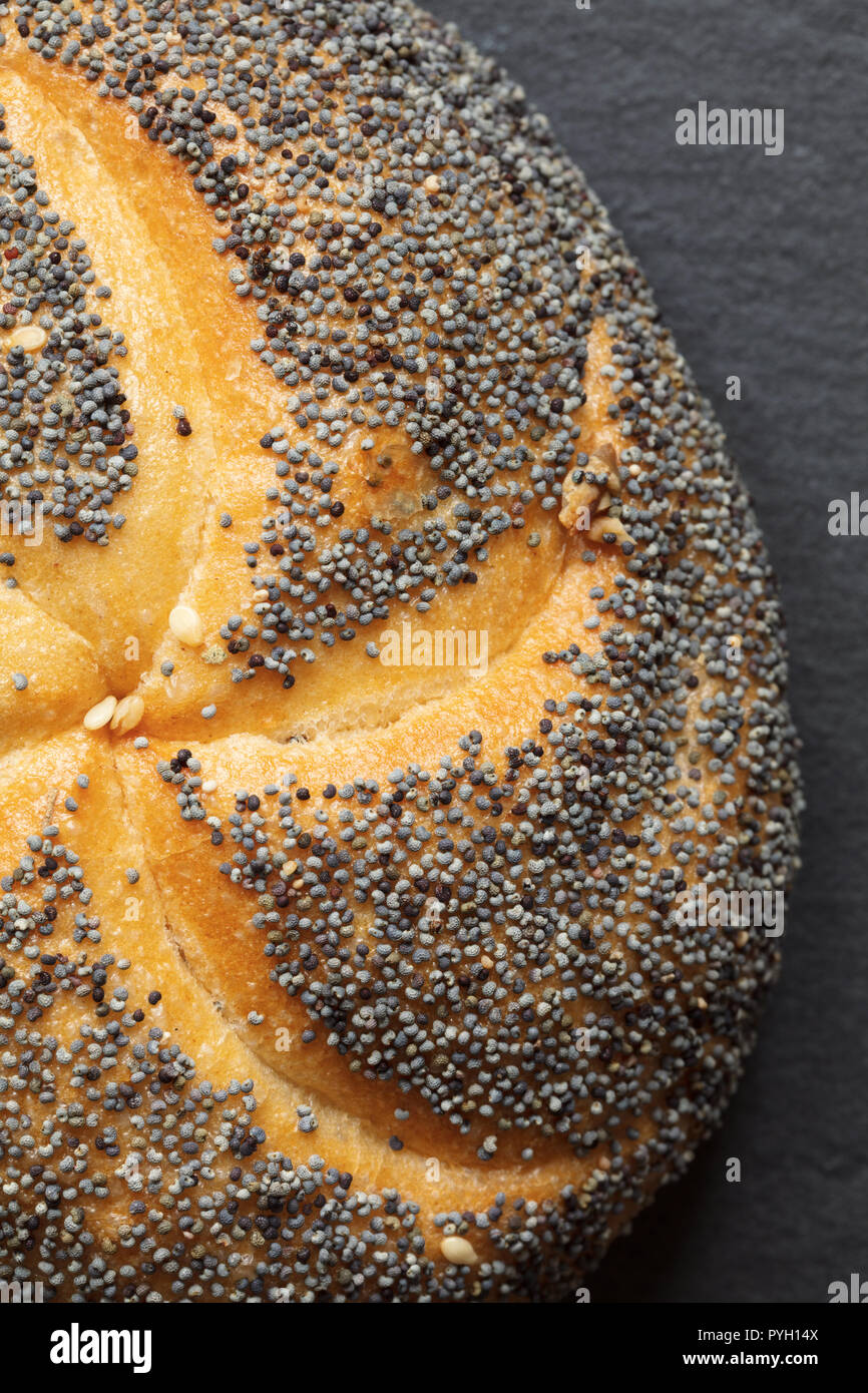 Turno unico pane con semi di papavero, vista dall'alto, vicino, composizione verticale Foto Stock