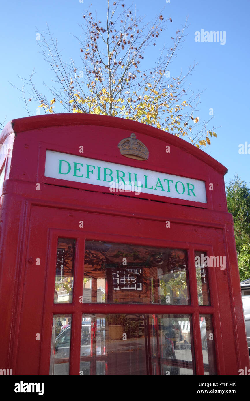 Defribillator nel classico phonebox Ticehurst, Regno Unito Foto Stock