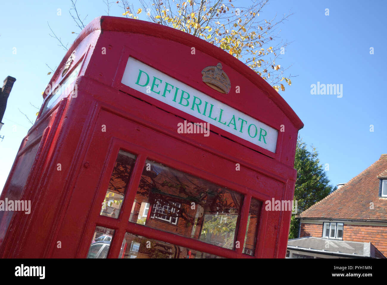 Defribillator nel classico phonebox Ticehurst, Regno Unito Foto Stock