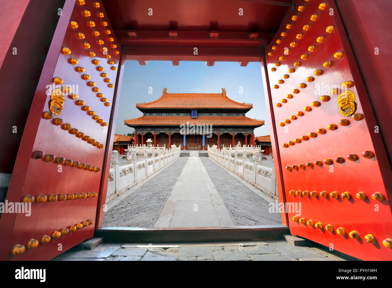 Città Proibita di Pechino , Cina con grande palazzo rosso porte Foto Stock