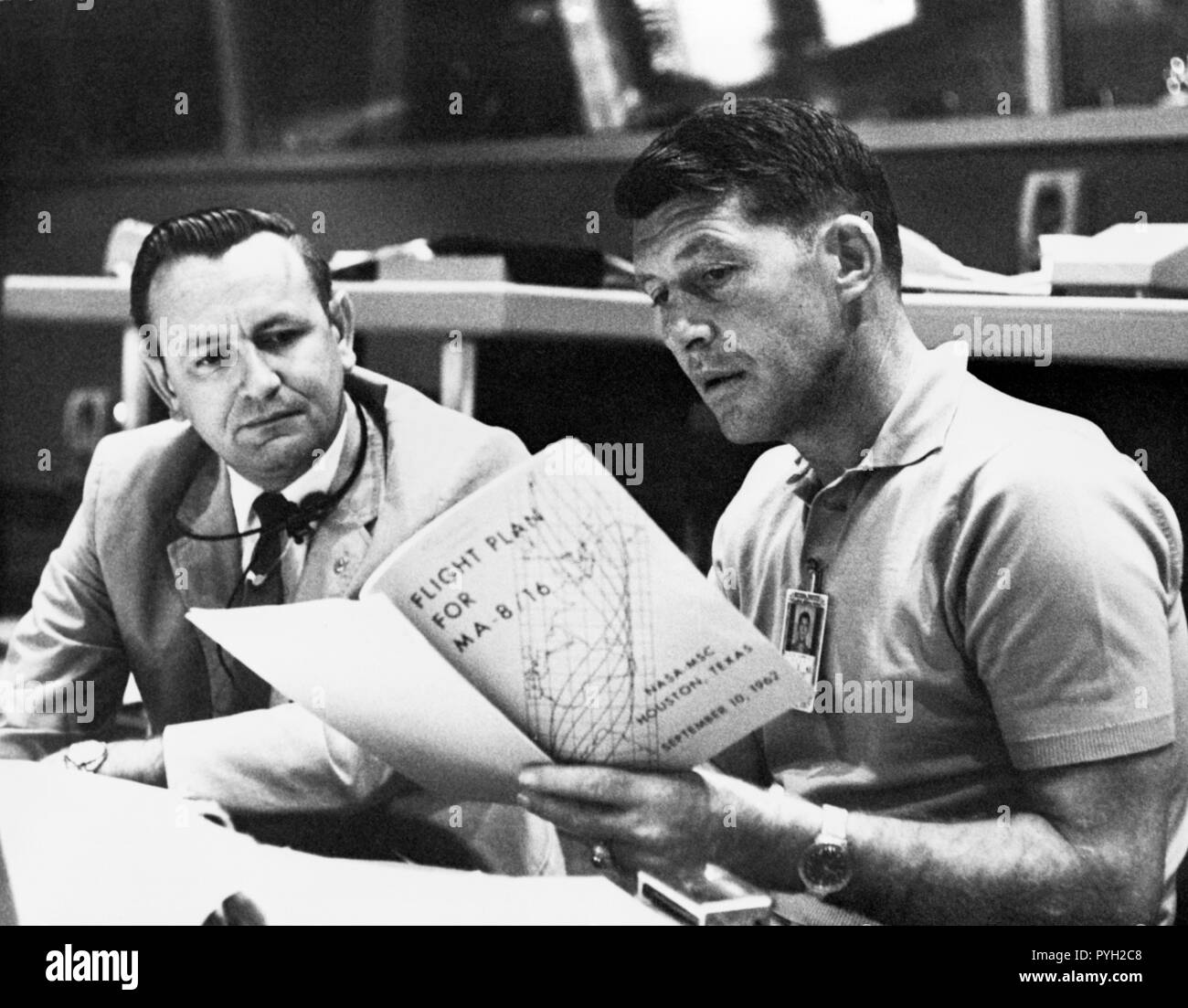 (19 Sett. 1962) --- astronauta Walter M. Schirra Jr, (destra), Mercury-Atlas 8 (MA-8) pilota, discute il MA-8 piano di volo con volo Direttore Christopher C. Kraft Jr, capo delle operazioni di volo presso la Divisione presidiata centro di veicolo spaziale, Houston Foto Stock