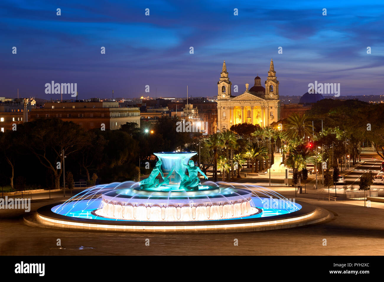 Vista notte presso la Fontana del Tritone vicino le porte della città di Valletta, Malta Foto Stock