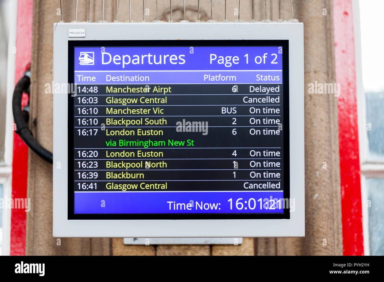Schermata di partenza presso la stazione ferroviaria di Preston e mostrando annullato, ritardi dei treni e sostituzione rampa servizi di bus Foto Stock