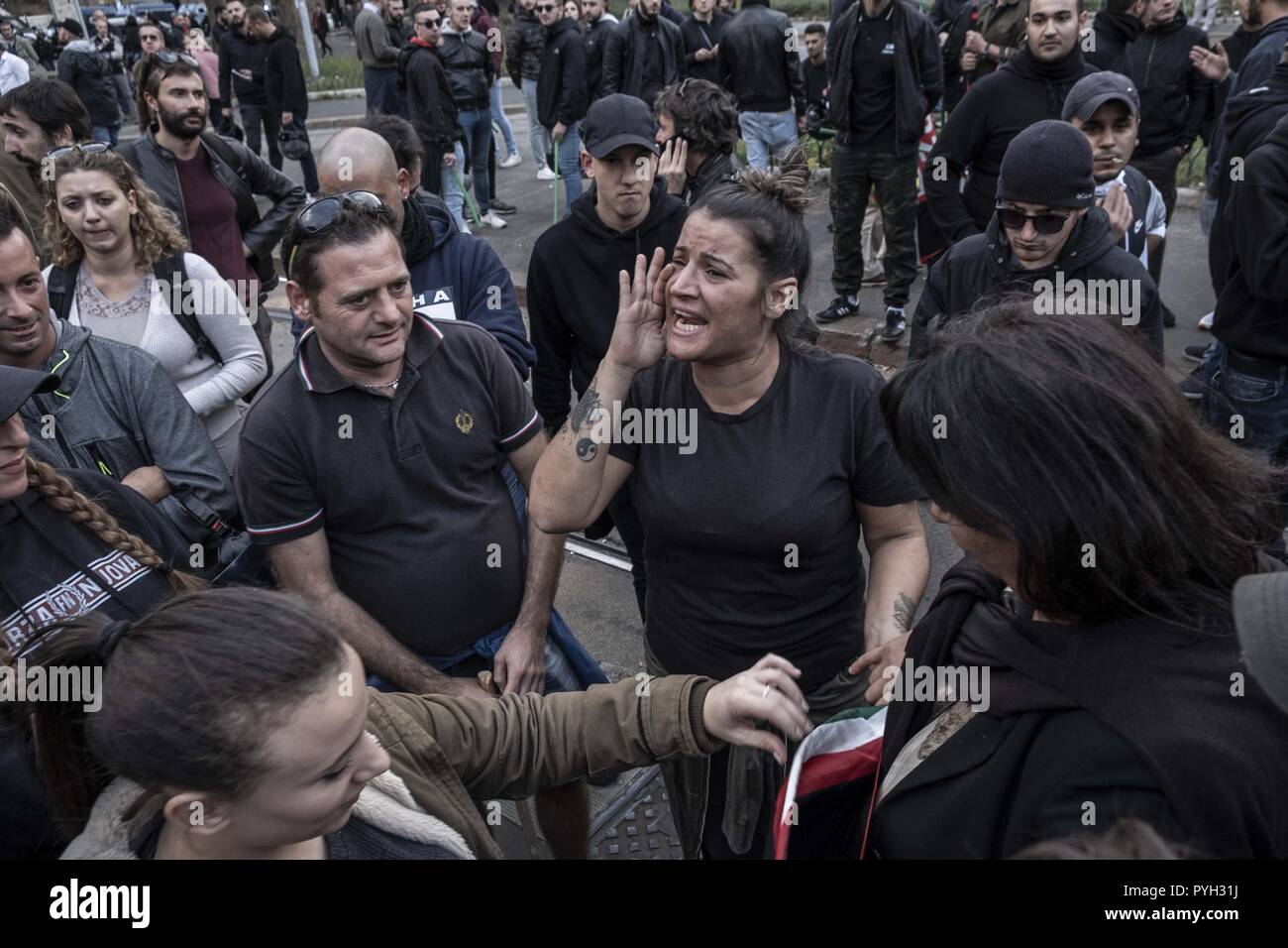 Roma, Italia. 27 ott 2018. I membri del Campionato Italiano di estrema destra partito politico Forza Nuova (nuovo vigore) durante una manifestazione nella città di Roma dopo l assassinio di Desirèe, a sedici anni ragazza, nel quartiere di San Lorenzo. Credito: Matteo Trevisan/Pacific Press/Alamy Live News Foto Stock