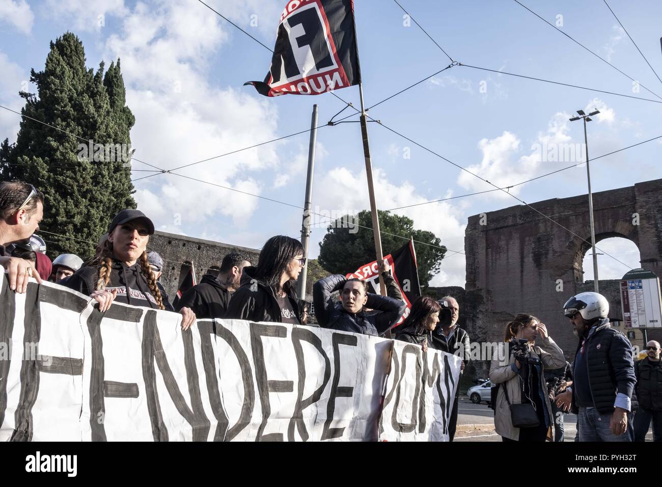 Roma, Italia. 27 ott 2018. I membri del Campionato Italiano di estrema destra partito politico Forza Nuova (nuovo vigore) durante una manifestazione nella città di Roma dopo l assassinio di Desirèe, a sedici anni ragazza, nel quartiere di San Lorenzo. Credito: Matteo Trevisan/Pacific Press/Alamy Live News Foto Stock