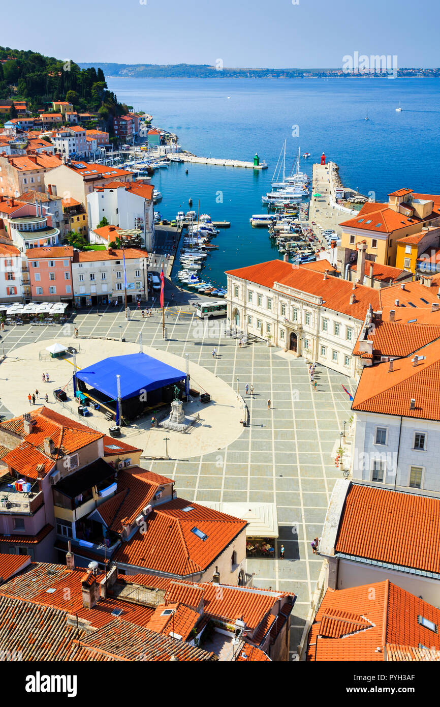 Tartini Square e la vista della citta'. Pirano. L'Istria slovena regione. La Slovenia, l'Europa. Foto Stock