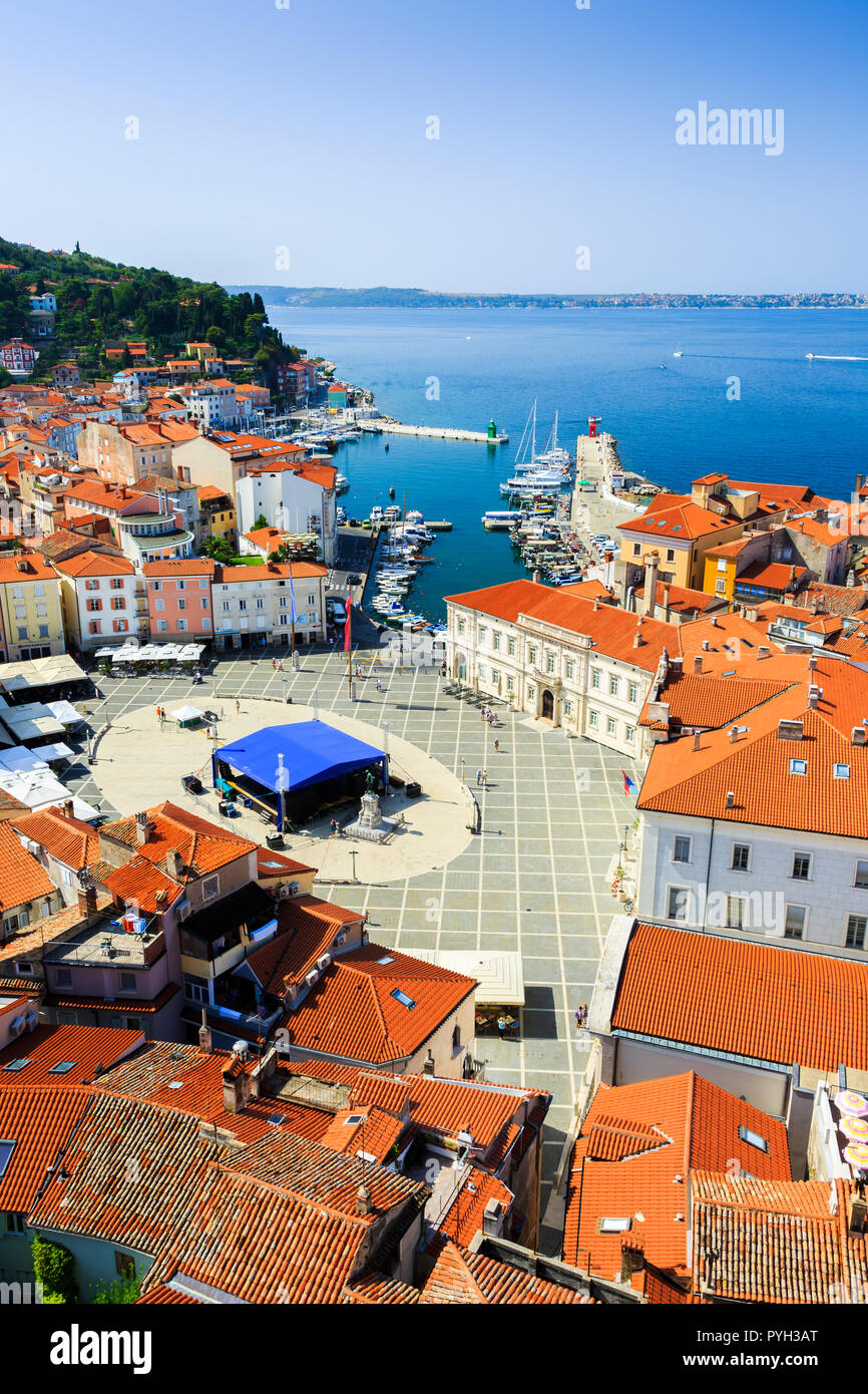 Tartini Square e la vista della citta'. Pirano. L'Istria slovena regione. La Slovenia, l'Europa. Foto Stock