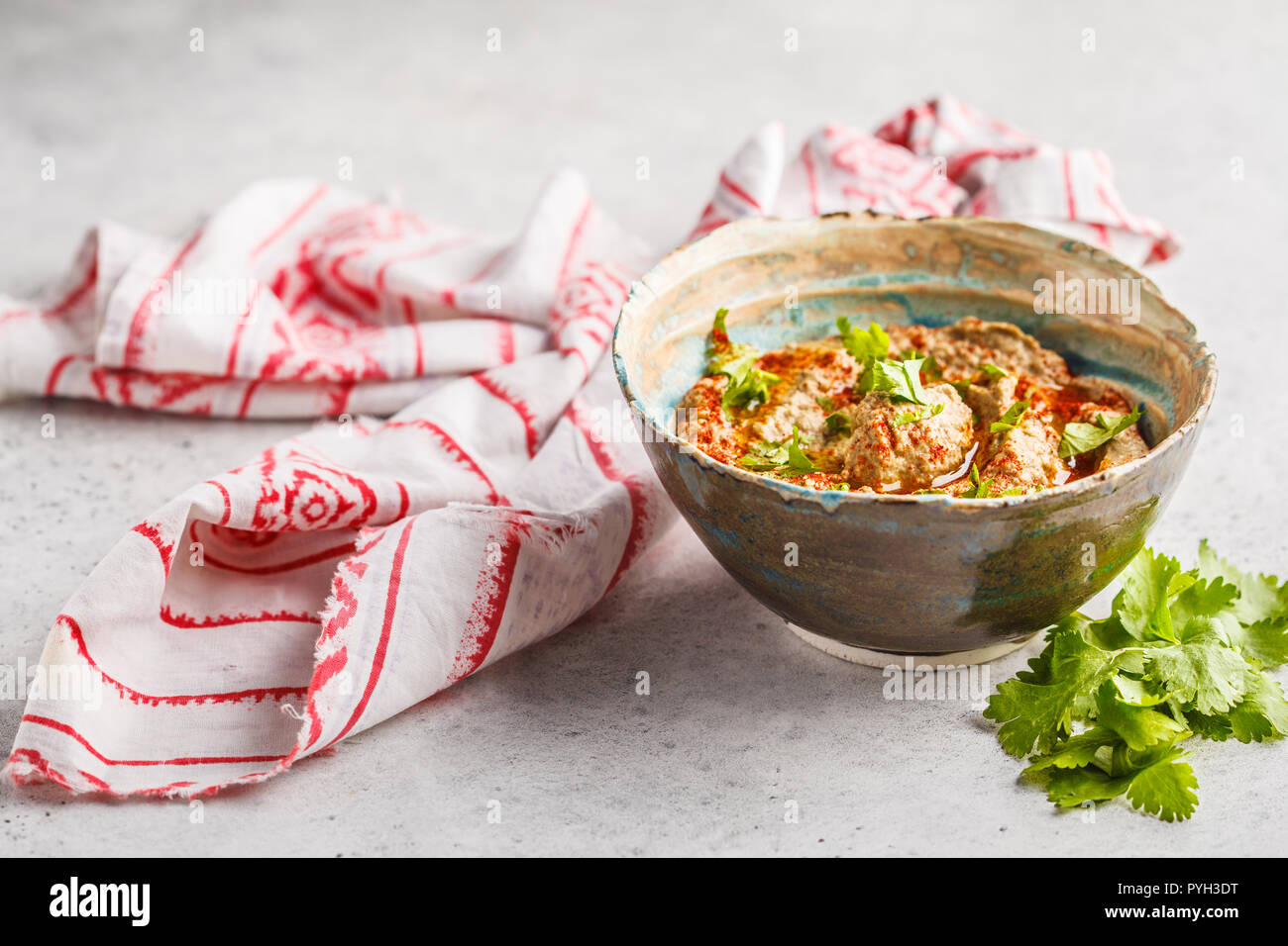 Babaganoush in una piastra su sfondo bianco. Impianto basato dieta alimentare vegano concetto. Foto Stock