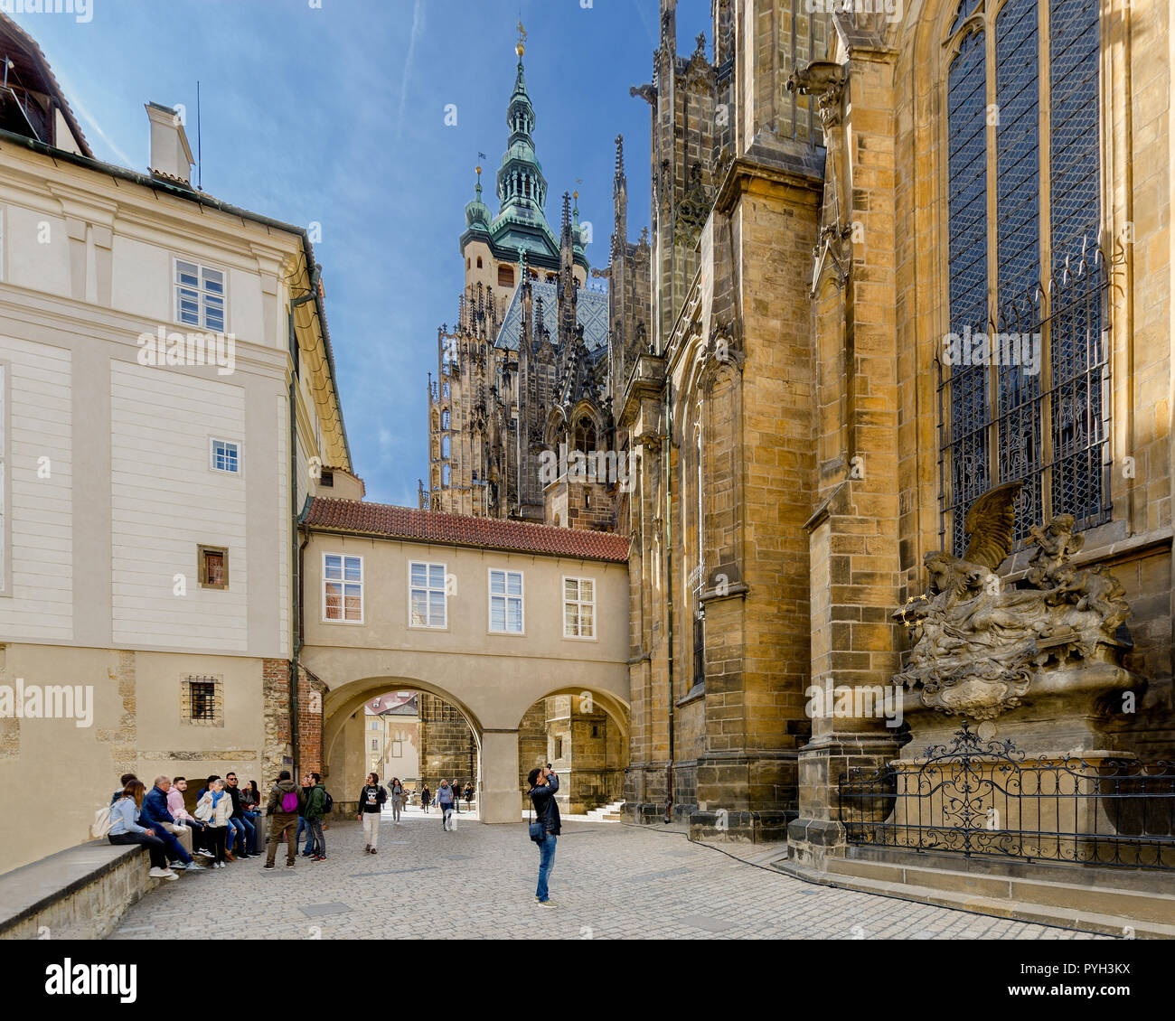 Vista parziale sul lato orientale della cattedrale di San Vito e il Vecchio Palazzo Reale. Il Castello di Praga. Praga, Hradcany distretto, Repubblica Ceca. Foto Stock