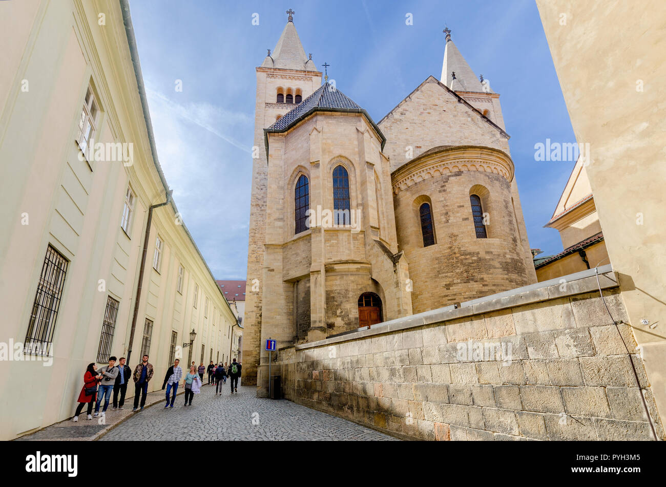 Lo stile romanico St George Basilica (IX sec.) absidi e guglie del convento benedettino. Il Castello di Praga. Praga, Hradcany distretto, Repubblica Ceca Foto Stock