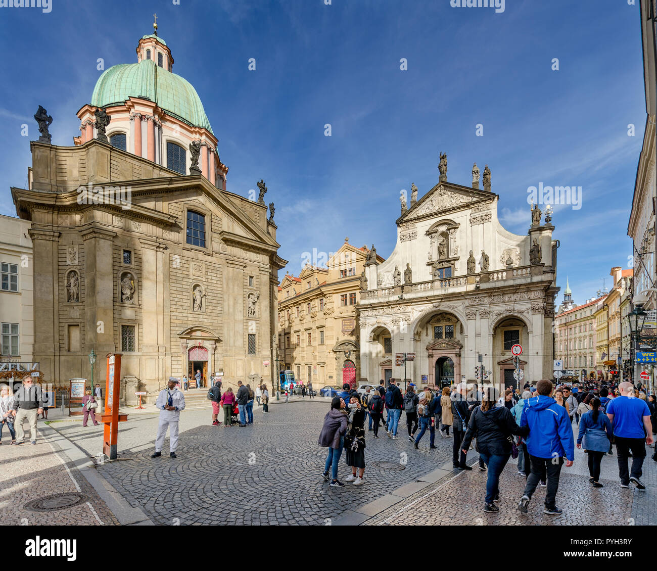 Piazza Krizovnicke, San Francesco di Assisi chiesa San Salvator chiesa in background. Praga, Old Town district, Repubblica Ceca. Foto Stock