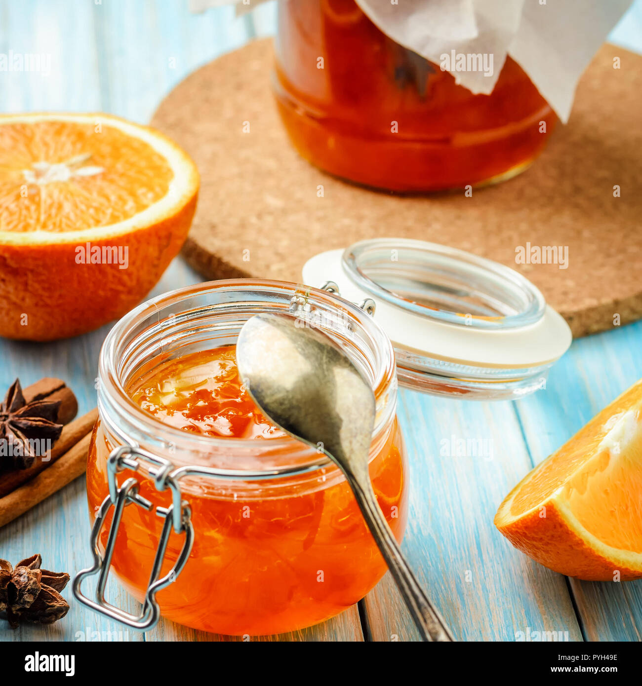 In casa arancione inceppamento nel vasetto di vetro su sfondo blu, close up Foto Stock