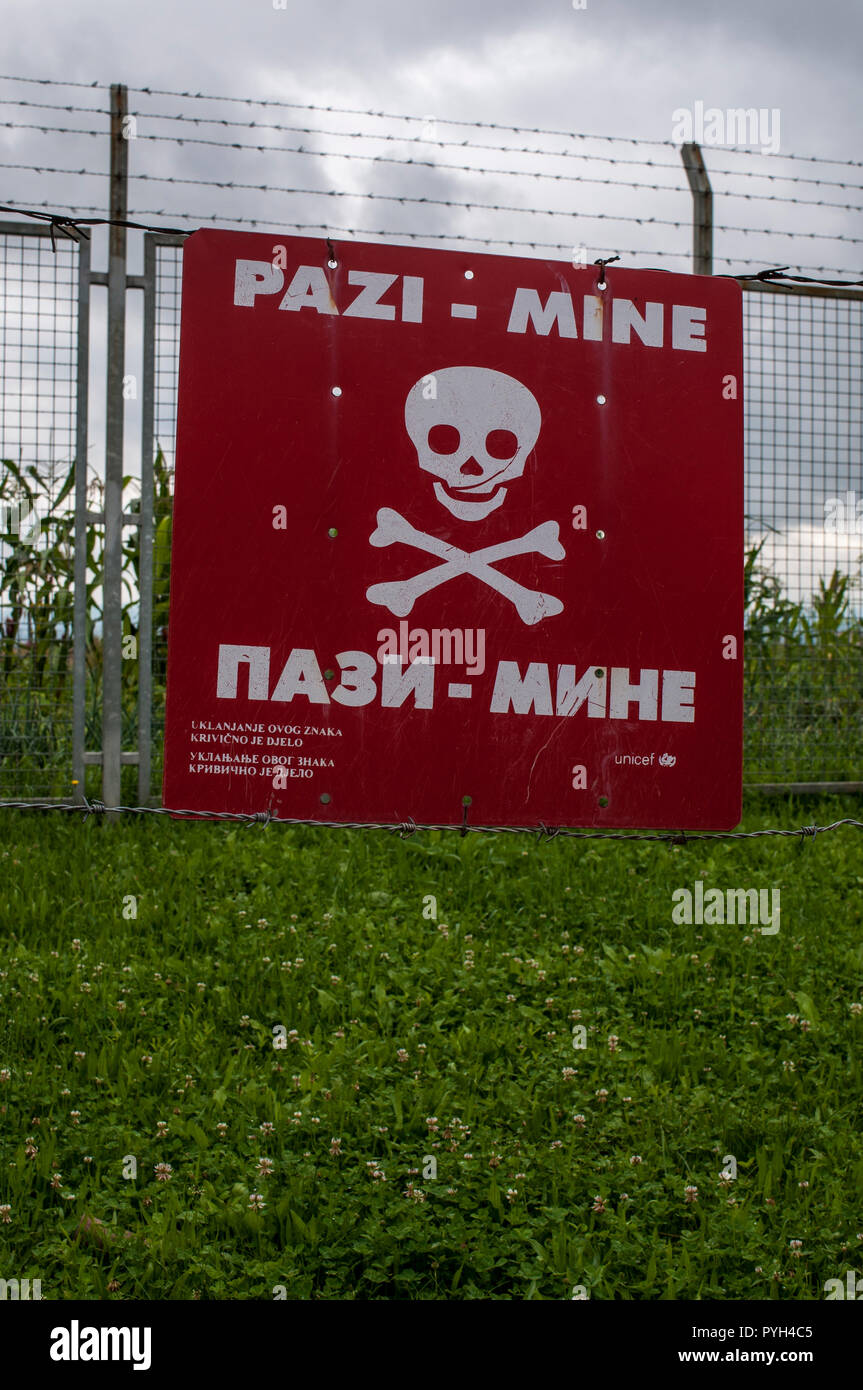 Segnale di avvertimento per indicare le mine terrestri nella riproduzione di un campo minato al Tunnel di Sarajevo museo che ospita il 1993 tunnel sotterraneo costruito durante l'Assedio Foto Stock