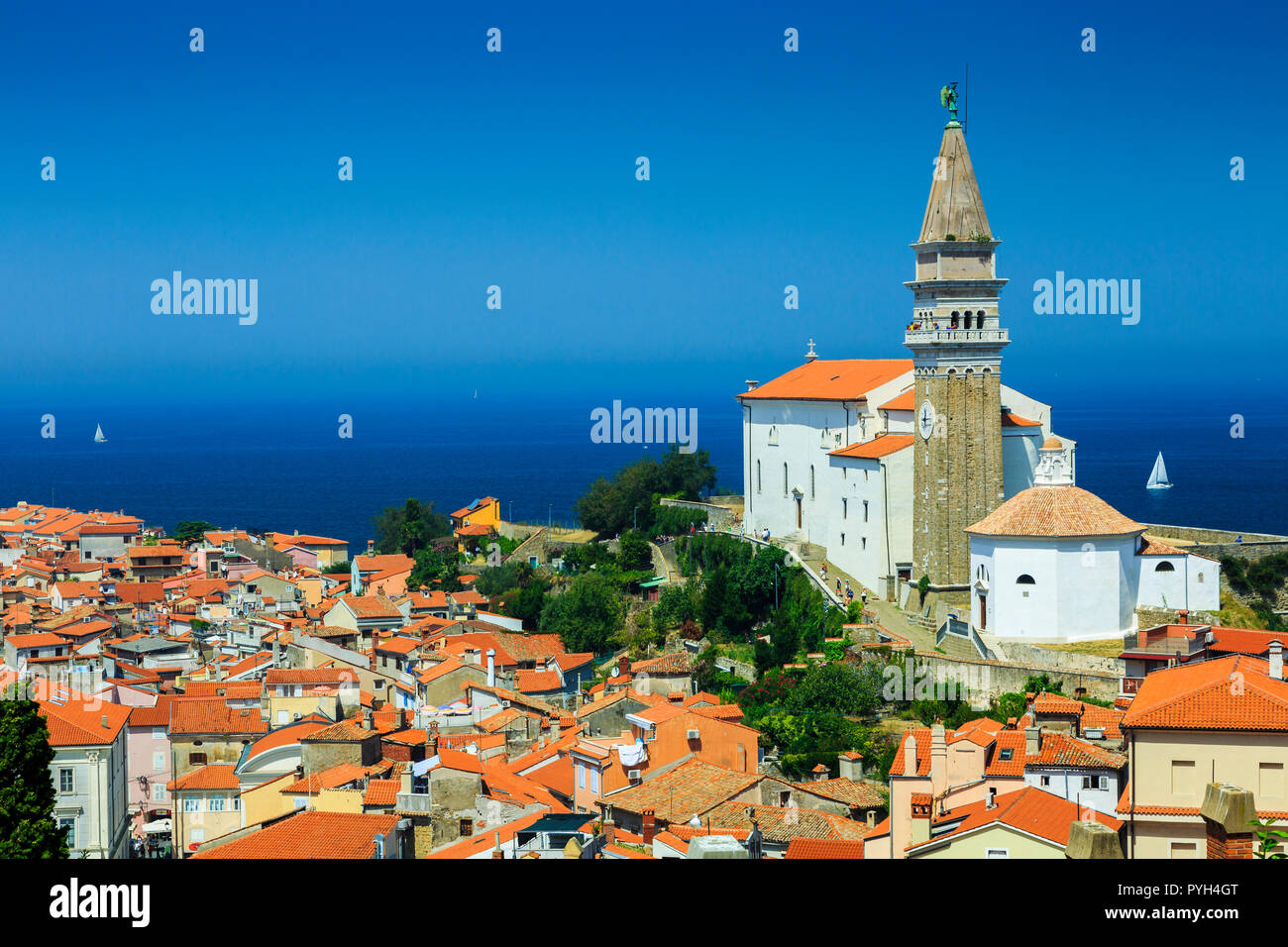 La chiesa e la vista del villaggio. Foto Stock