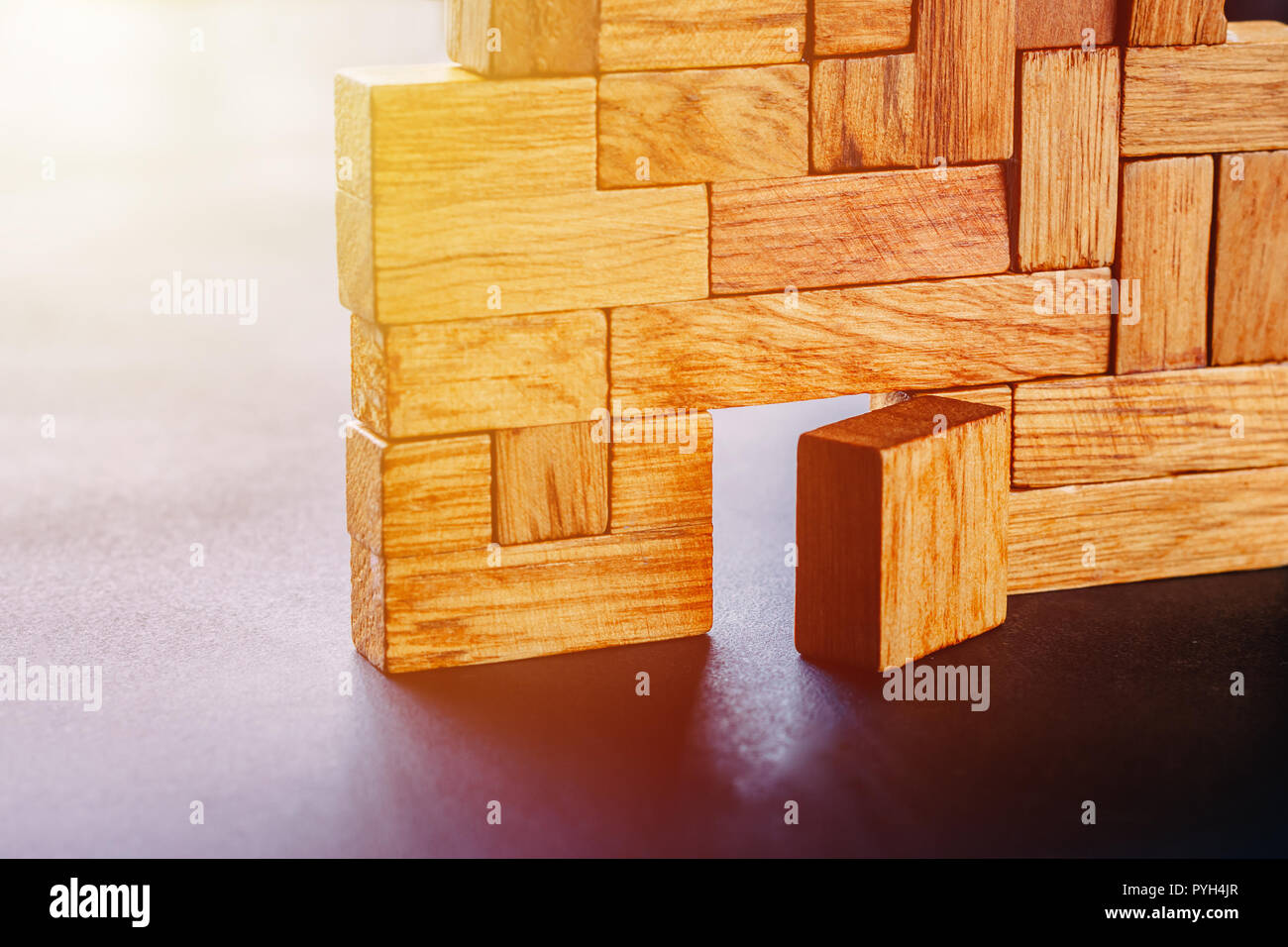 Incandescente portale nella costruzione di diversi blocchi di legno. Concetto di modo di libertà Foto Stock