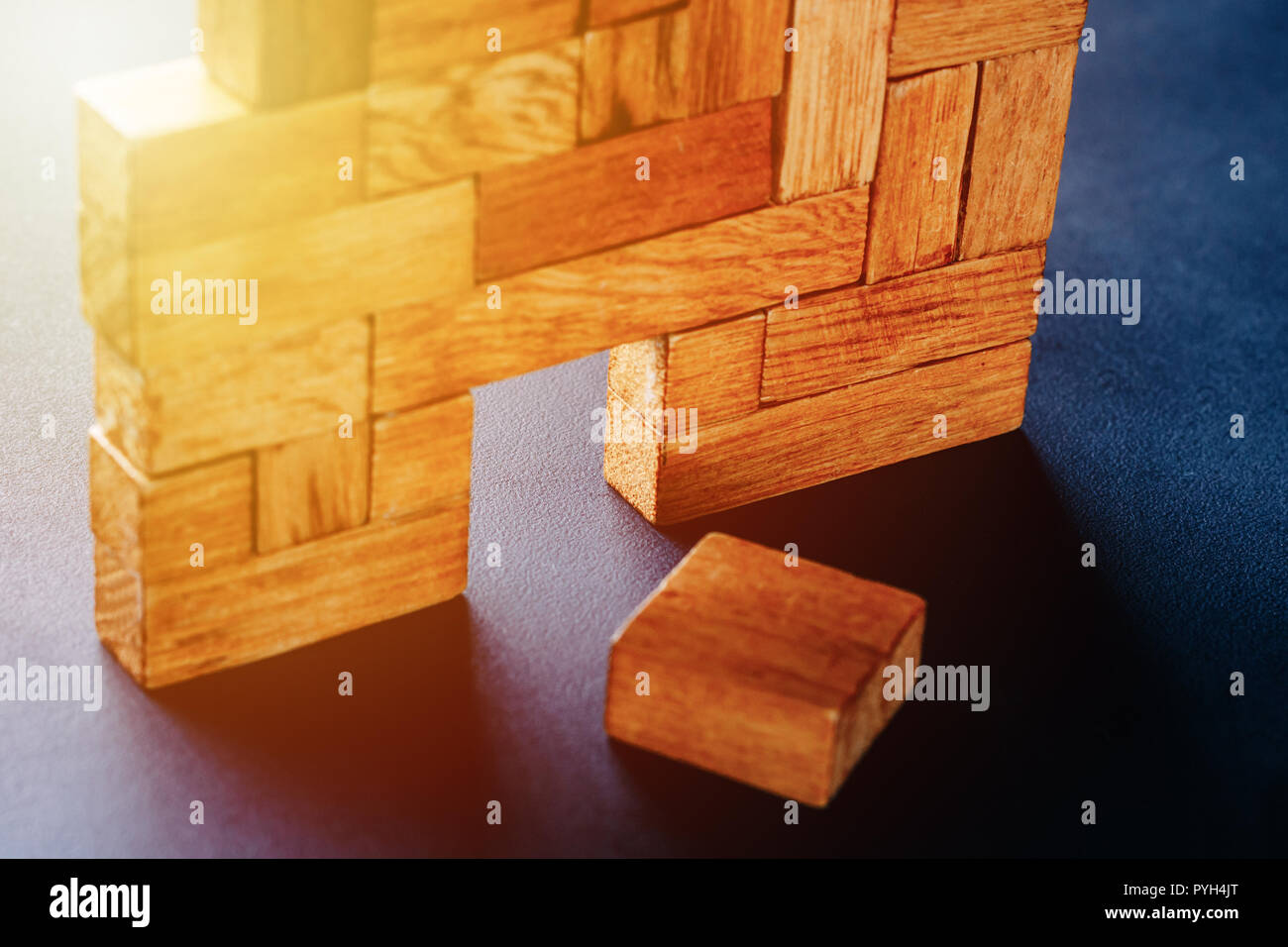 Incandescente portale nella costruzione di diversi blocchi di legno. Concetto di modo di libertà Foto Stock