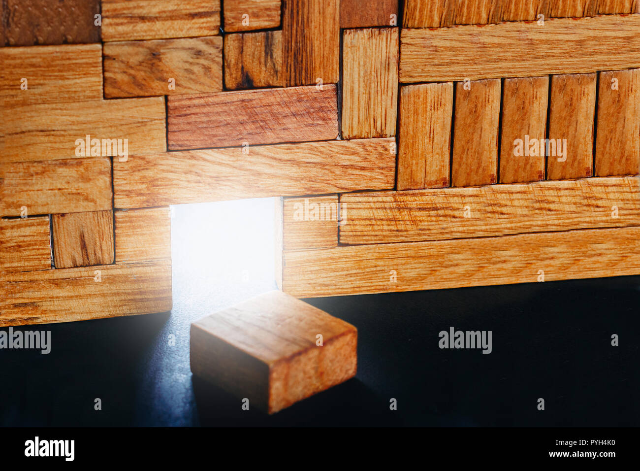 Incandescente portale nella costruzione di diversi blocchi di legno. Concetto di modo di libertà Foto Stock