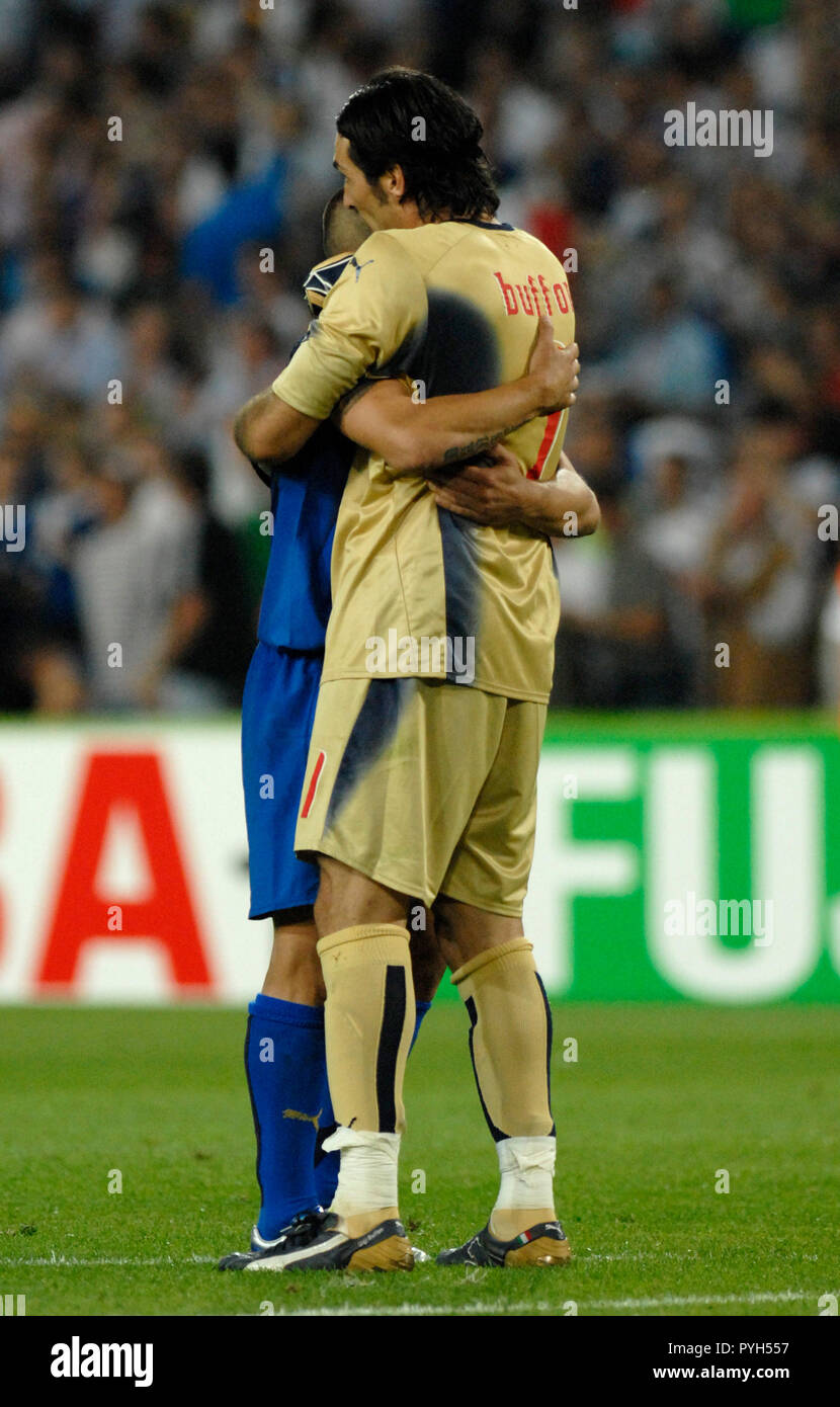 Niedersachsen Stadion Hannover Germania 12.6.2006, FIFA World Cup Match 9, Italia vs Ghana 2:0 ---- di Gianluigi BUFFON Fabio CANNAVARO (ITA) Foto Stock