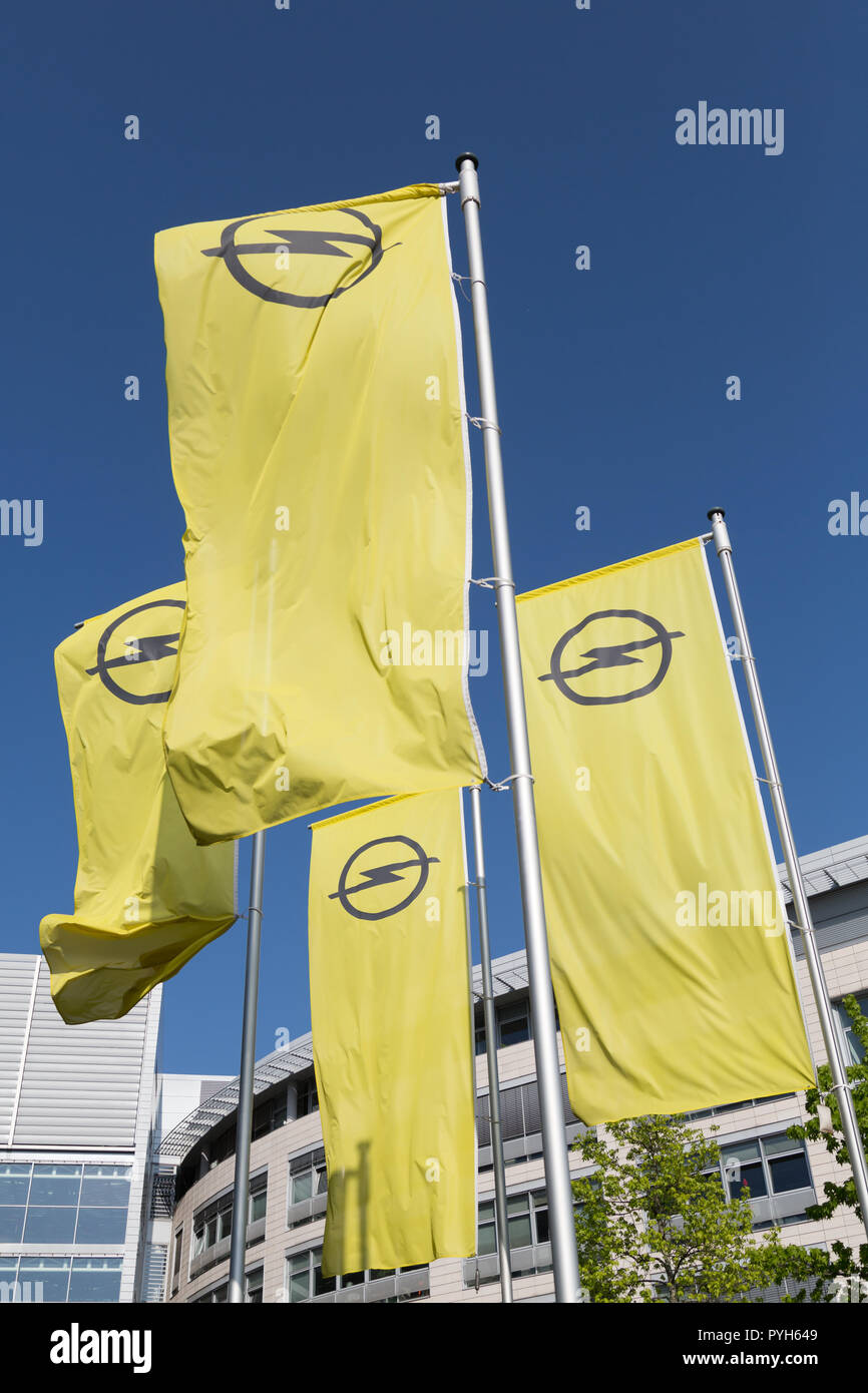 Germania, Ruesselsheim, Opel Automobile GmbH: bandiere con il logo Opel presso la sede centrale del gruppo Foto Stock