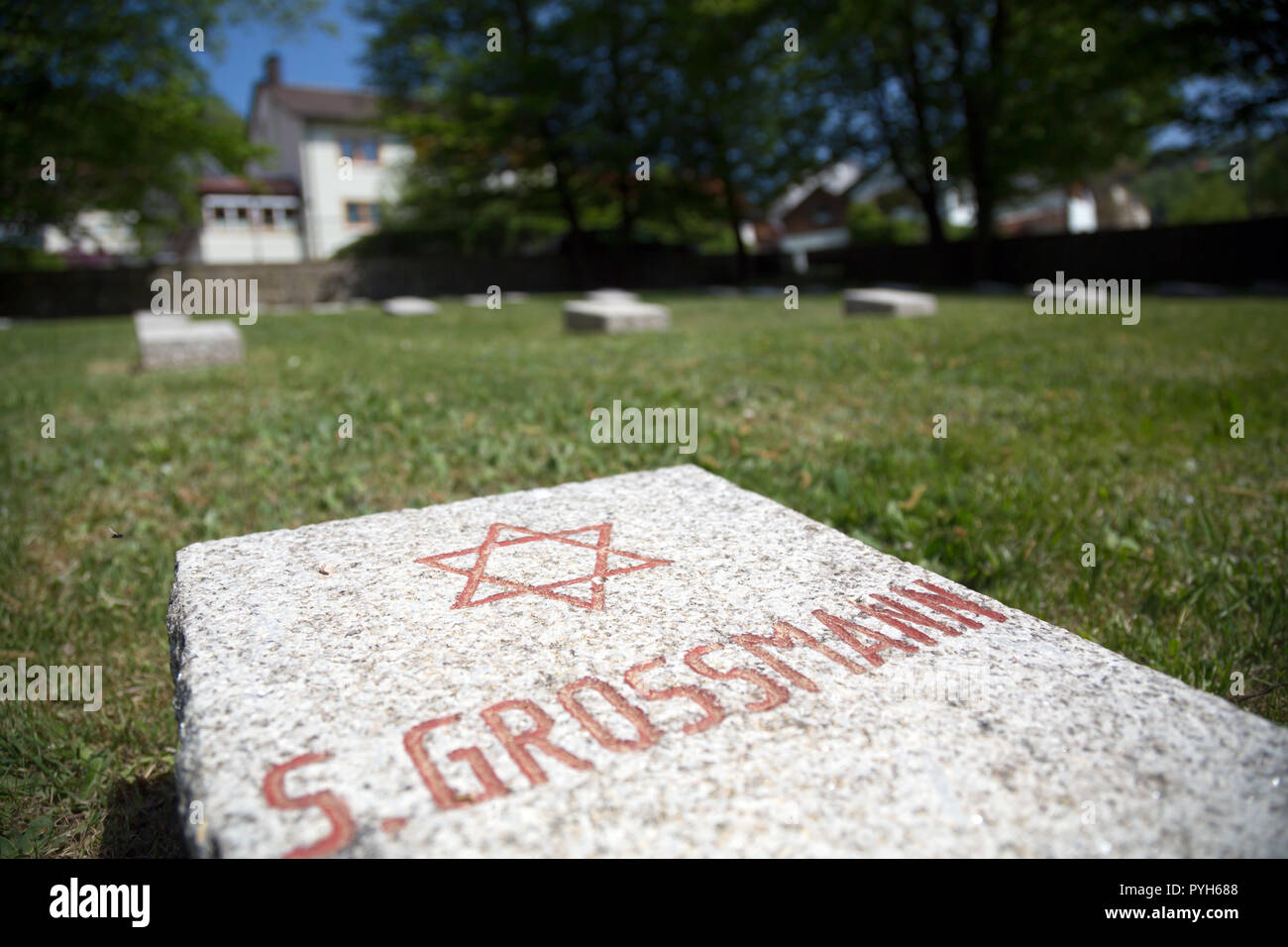 La Baviera, Germania - Cimitero di onorario per 121 vittime di socialista nazionale tirannia morì poco dopo la liberazione nel 1945. Pietra tombale di un ebreo Foto Stock