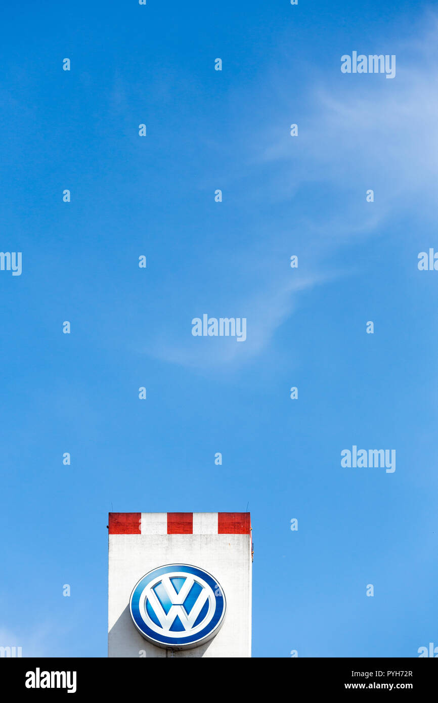 La Polonia, Volkswagen Poznan, VW logo sullo schema di colori per i veicoli commerciali Caddy e T6 Foto Stock