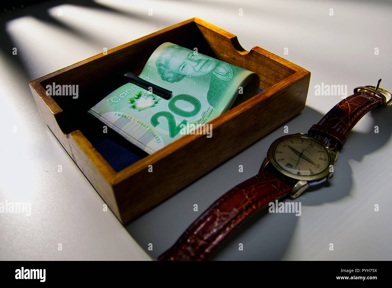 Montreal, Canada, 28 Ottobre,2018.Money-clip con venti canadese le fatture nella casella di ricordo. Credit:Mario Beauregard/Alamy Live News Foto Stock