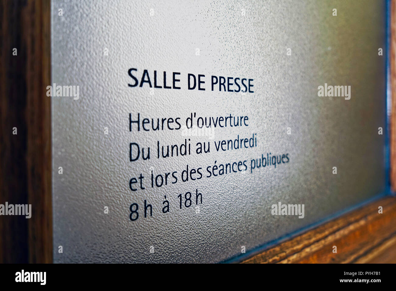 Montreal, Canada, 26 Ottobre,2018.porta di vetro di una sala stampa.Credit:Mario Beauregard/Alamy Live News Foto Stock