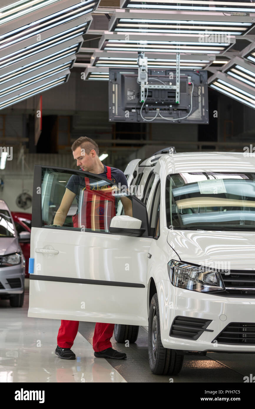 La Polonia, l'ispezione finale nel tunnel di luce alla Volkswagen Poznan (VW Veicoli Commerciali, caddy e T6) Foto Stock