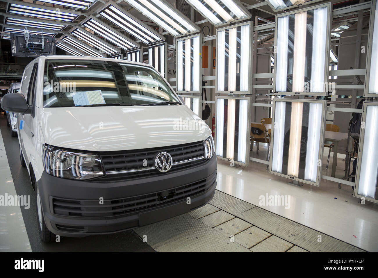 La Polonia, l'ispezione finale nel tunnel di luce alla Volkswagen Poznan (VW Veicoli Commerciali, caddy e T6) Foto Stock