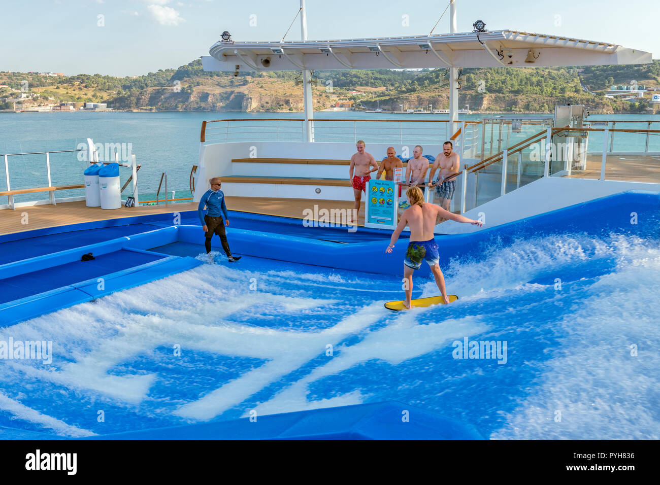 Giovane uomo surf di flusso / flowriding a bordo della indipendenza del mare la nave di crociera Foto Stock