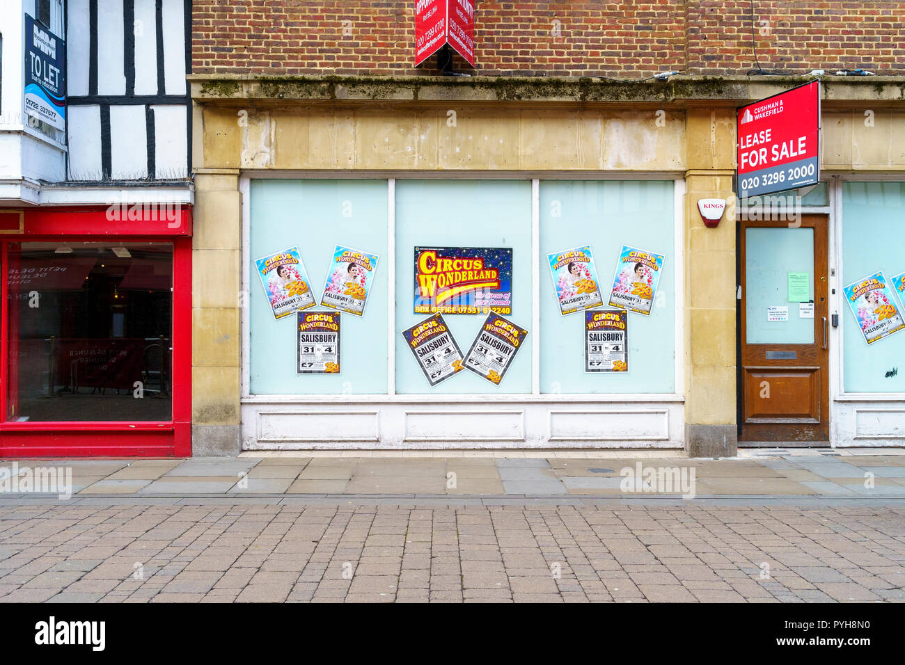 Vuoto vetrina con Circus manifesti pubblicitari Foto Stock