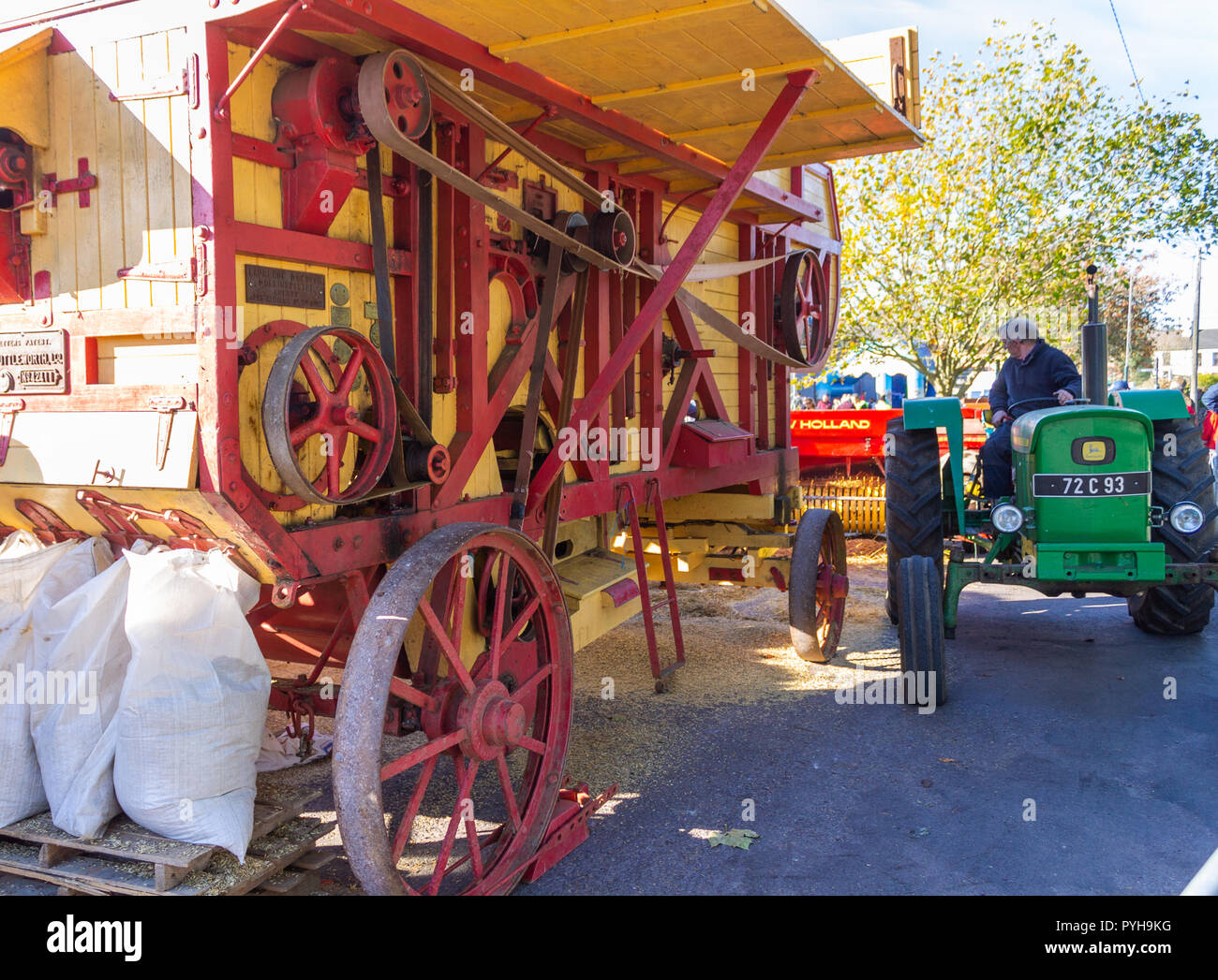 In pelle di cinghie di trasmissione e sistema di puleggia su un vintage macchina di trebbiatura. Foto Stock
