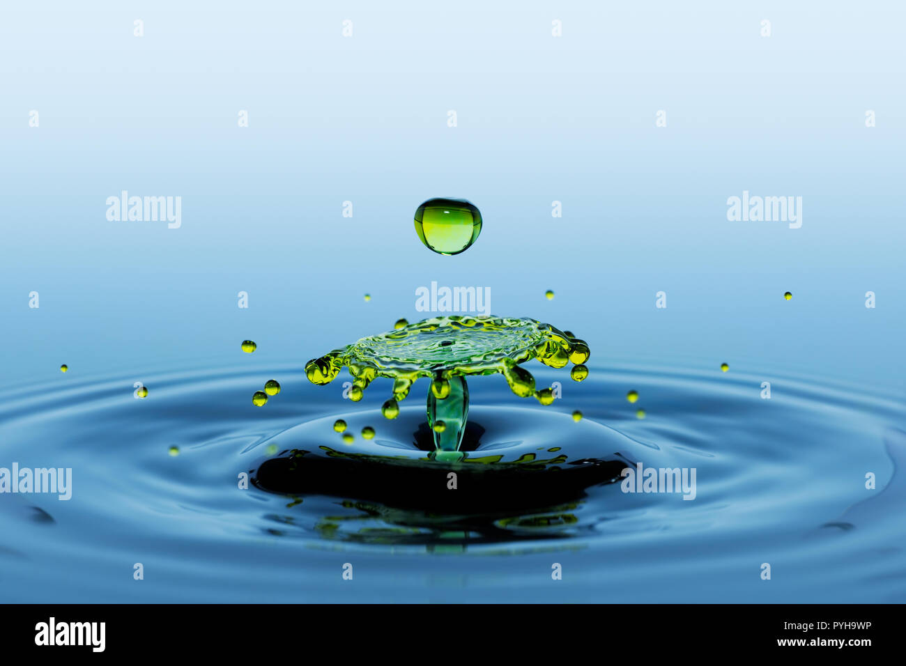Spruzzi di acqua e splash. Effetto di collisione di due verdi la caduta di gocce di pioggia. Foto Stock