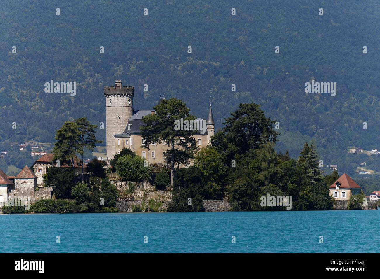 Vista ravvicinata di Chateau de Duingt sul lago di Annecy Francia Foto Stock