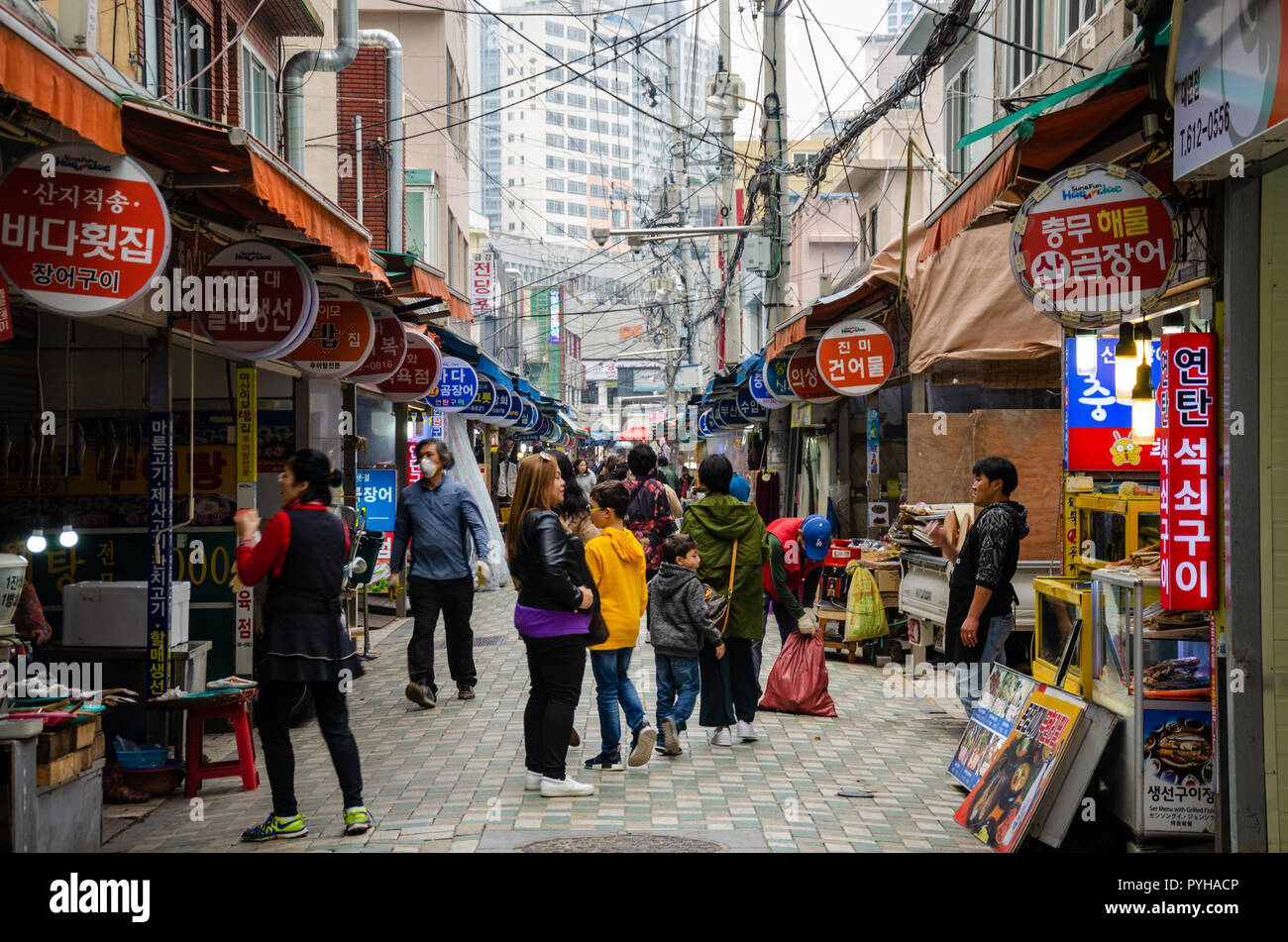 Un occupato vista lungo Haeundae Mercato con bancarelle e ristoranti come turisti camminare lungo. Foto Stock