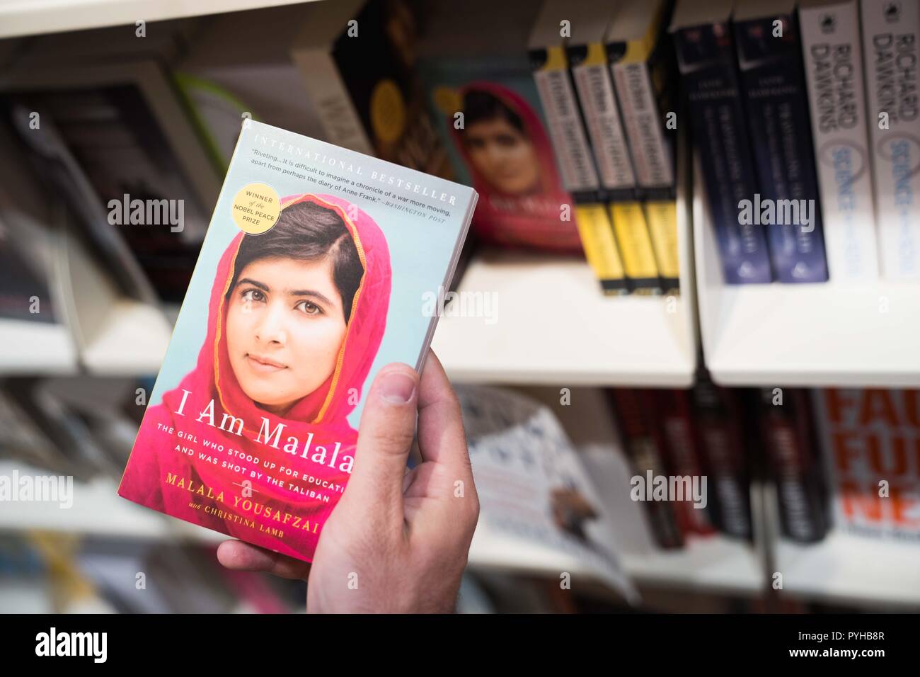 Un libro circa il vincitore del premio Nobel Malala visto in vendita in un book shop in aeroporto di Hong Kong. Foto Stock