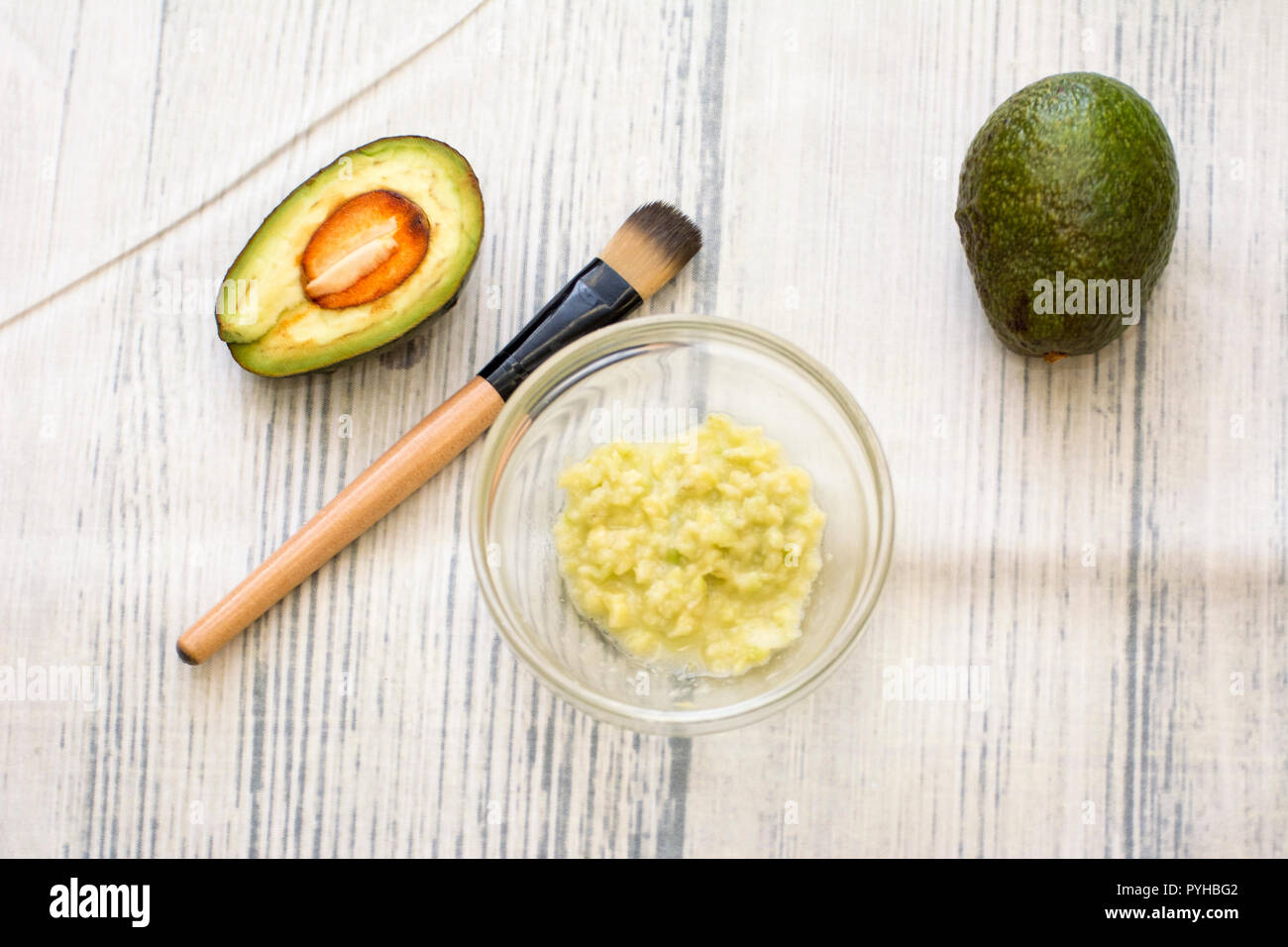 In casa maschera di bellezza con avocado e olio di noce di cocco Foto stock  - Alamy