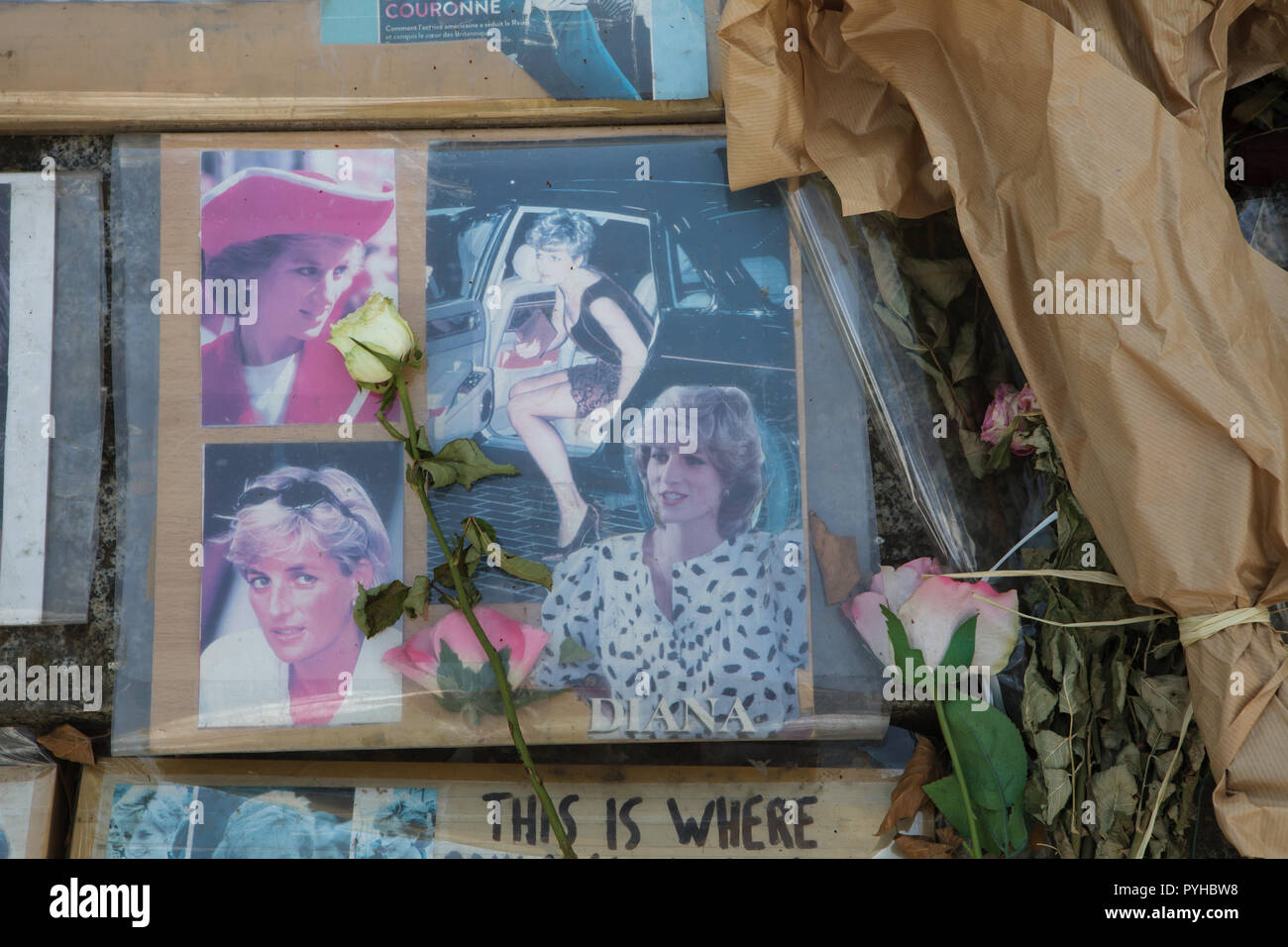 Fiori e fotografie della Principessa Diana del Galles posto su il Princess Diana Memorial vicino la fiamma della libertà (Flamme de la Liberté) accanto al Ponte Alma (Pont de l'Alma) di Parigi, Francia. Foto Stock