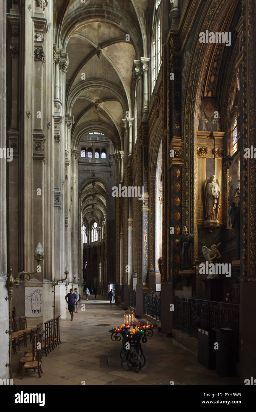 Navata gotica della chiesa di Saint Eustache (Église Saint-Eustache) di Parigi, Francia. Foto Stock